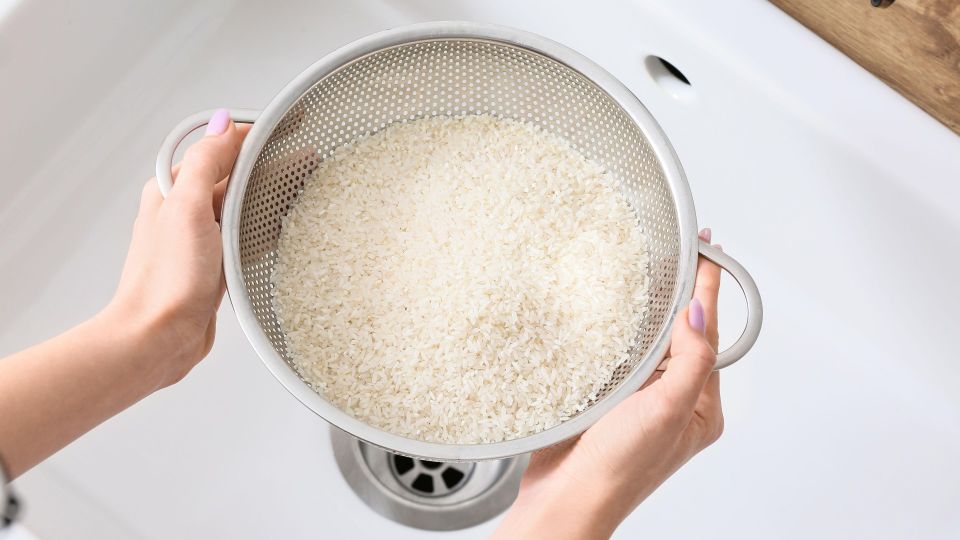 У хороших хозяек рис никогда не слипается: вот чем его промывают
