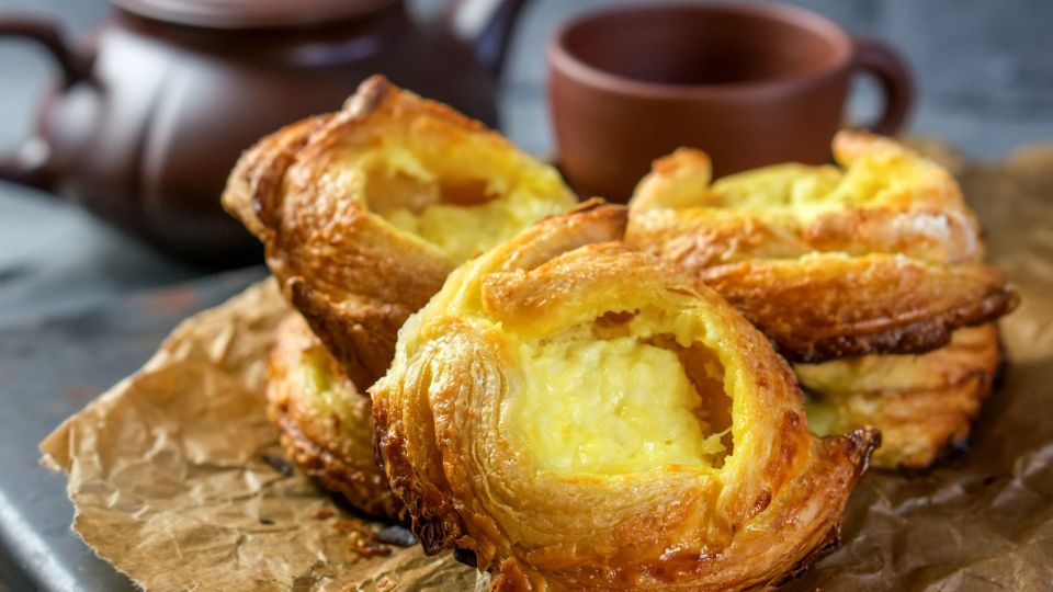 Забытый в холодильнике творог превратите в нежные булочки: на готовку уйдет 10 минут