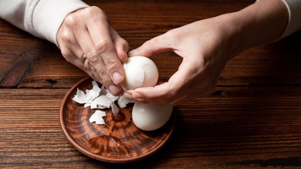 Умные хозяйки уже давно не чистят яйца руками: справляются с задачей за минуту