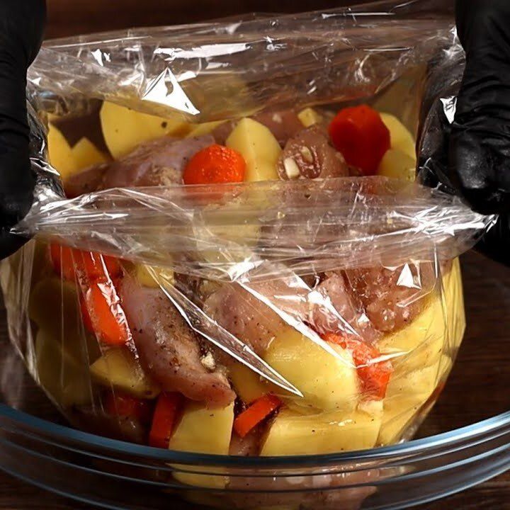 Скоро на ужин: легкое и вкусное блюдо с курицей и картошкой