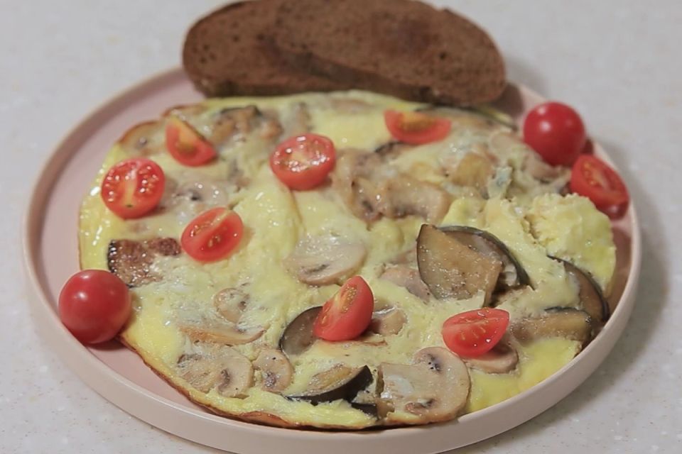 Сытный завтрак: омлет с баклажанами и грибами, который зарядит энергией на весь день