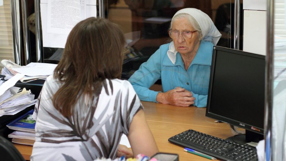 Пенсионеров обманывают в банках: как защитить свои сбережения от ловушек