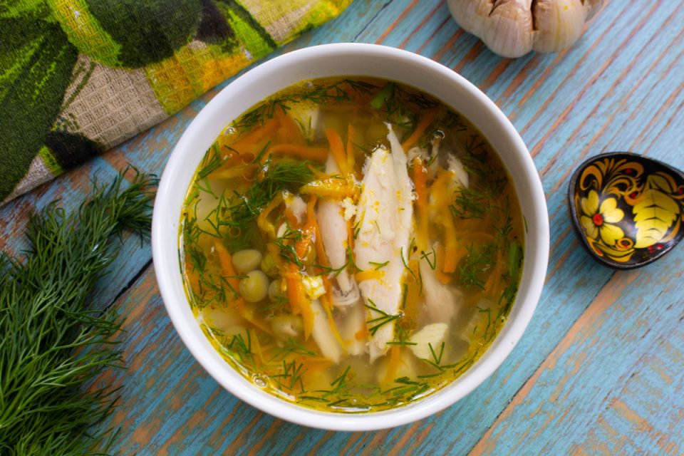 Как приготовить легкий куриный суп с зеленым горошком