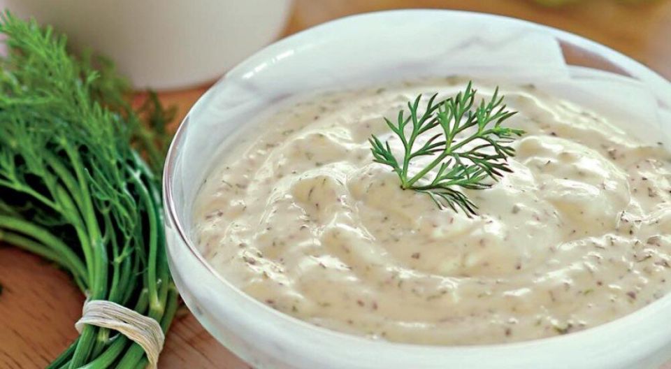 Универсальный дип с хреном и сметаной для всех случаев жизни