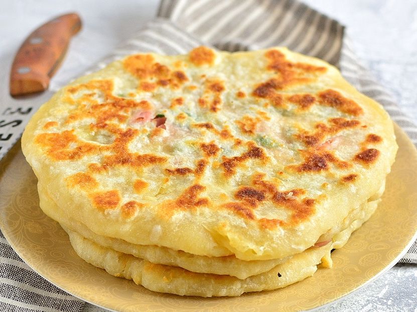 Лепёшки с сырной начинкой на сковороде: быстро и сытно