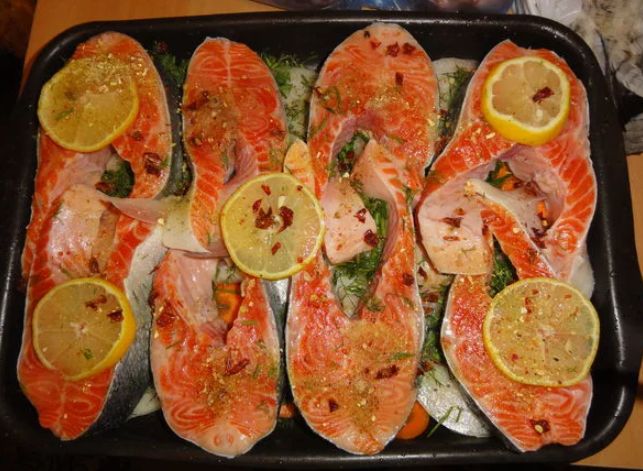 Запечённая красная рыба с хрустящей корочкой: спокойное гастрономическое удовольствие в духовке