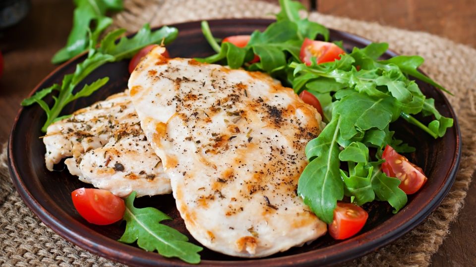 Идеально для салата: только так вареная куриная грудка получится сочной