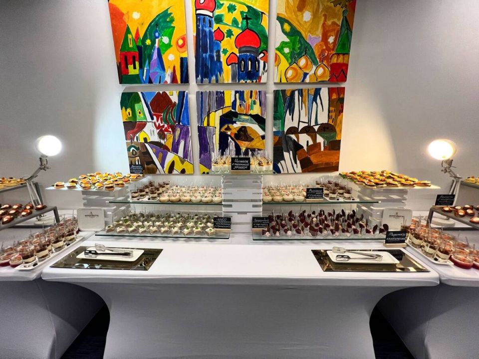 Как выбрать и подать вкусный фуршет: простые порционные закуски для любого события