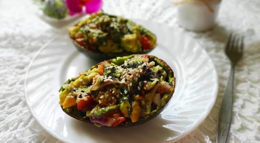 Легкий весенний салат в авокадо: свежесть и здоровье в каждой ложке